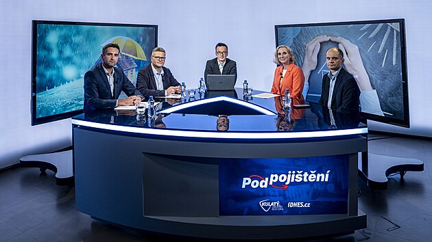 Hosty Kulat�ho stolu jsou Radek Han�k, vedouc� LPU ve Slavia Poji��ovn� (vlevo) a Milan Mat�jka, KB Poji��ovna, �editel odboru prodeje a vzd�l�v�n�. D�le Lenka Slabejov�, �esk� asociace poji��oven a Marek Cach, �SOB Poji��ovna, divize �ivotn�ho a ne�ivotn�ho poji�t�n�.