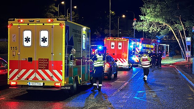 V Prmyslov ulici v Praze narazilo auto do zastvky autobusu. (31. ervence 2025)