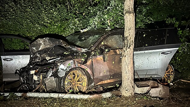 V Prmyslov ulici v Praze narazilo auto do zastvky autobusu. (31. ervence 2025)