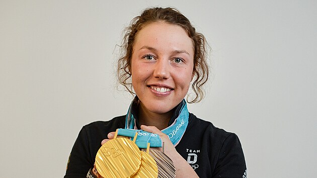 Laura Dahlmeierov pzuje se svmi olympijskmi medailemi z Pchjongchangu.