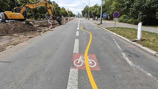 Instalovan pruhy provizornm vodorovnm znaenm v Praze 10 v ulici Poernick v Maleicch se pravdpodobn vlivem det rozhzely. (31. ervence 2025)