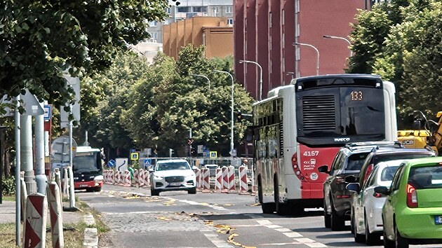 Instalovan pruhy provizornm vodorovnm znaenm v Praze 10 v ulici Poernick v Maleicch se pravdpodobn vlivem det rozhzely. (31. ervence 2025)