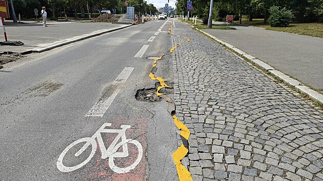 Instalovan pruhy provizornm vodorovnm znaenm v Praze 10 v ulici Poernick v Maleicch se pravdpodobn vlivem det rozhzely. (31. ervence 2025)