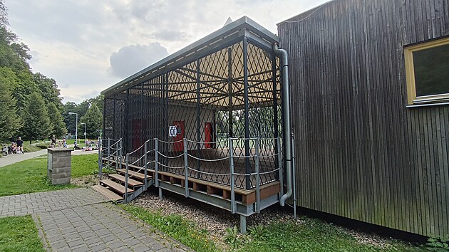 Zasteen terasa mezi atnami a toaletami na veejnm sportoviti v Plovrensk ulici je oblben mezi rodii i dtmi. V posledn dob vak tak m dl vc i mezi vandaly z ad omladiny. Kvli neustlmu nien vybaven ji musela nechat havlkobrodsk radnice doasn uzavt.