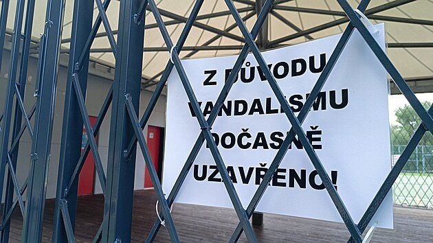 Zasteen terasa mezi atnami a toaletami na veejnm sportoviti v Plovrensk ulici je oblben mezi rodii i dtmi. V posledn dob vak tak m dl vc i mezi vandaly z ad omladiny. Kvli neustlmu nien vybaven ji musela nechat havlkobrodsk radnice doasn uzavt.
