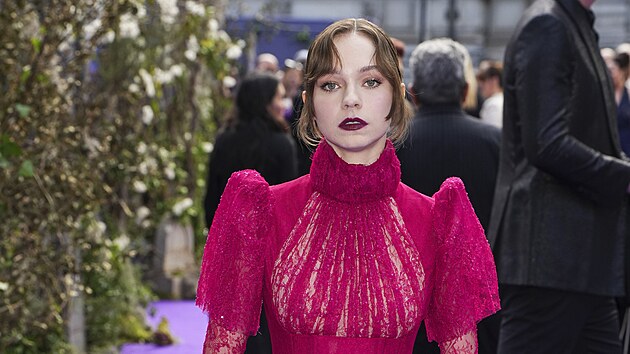 V krajkovch miniatech pila Emma Myersov, kter hraje Wednesdayinu spolubydlc Enid Sinclairovou. Hereka m radost, e Jenna Ortega byla tentokrt soust produkce. Je to takov nae mluv herc. Kdykoli jsem mla pocit, e je teba nco ct, nebo kdy jsem mla njak npad, vdycky mi ekla: Pij za mnou a zadme to, popsala Myersov. (Londn, 30. ervence 2025).