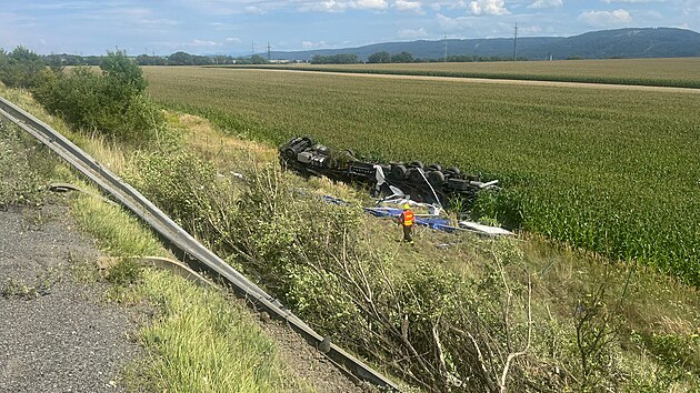 Na dlnici D1 u Lipnku nad Bevou havaroval kamion, skonil pevrcen v poli.