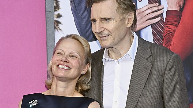 Pamela Andersonov a Liam Neeson na premie filmu Blzniv stela (New York, 28. ervence 2025)