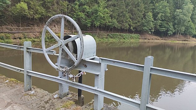 Hr�z Ivansk�ho jezera pot�ebuje opravu. (26. �ervence 2025)