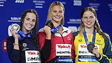 Vítzka Summer Mcintoshová (uprosted), stíbrná Regan Smithová (vlevo) a...