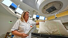 Radiologická asistentka Renata Macharová z Kliniky radianí onkologie...