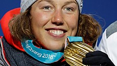Biatlonistka Laura Dahlmeierová se zlatou olympijskou medailí na hrách v...