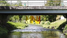 Tramvajovou tra mezi Libercem a Jabloncem nad Nisou zdobí výtvarná instalace.