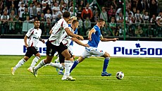 Erik Prekop z Baníku Ostrava vyváí mí z obleení soupe z Legie Varava v...