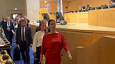 Markéta Pekarová Adamová odchází ze sálu p�i projevu p�edsedkyn� ruského senátu...