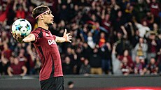 Veljko Birman�evi� slaví spar�anský gól.