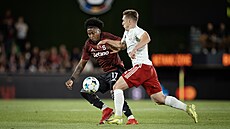 Angelo Preciado bojuje o mí s Bogdanem Vatajeluem.