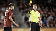 Rozhodí Daniele Chiffi udluje lutou kartu Albionu Rrahmanimu.