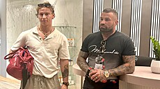 Pavel Tóth se chystá na zápas v Oktagonu. Pomáhá mu i Karlos Vémola.