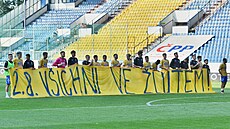 Teplití fotbalisté s transparentem, který zve na zápas s Bohemians 1905.