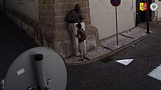 Policie hledá mu�e, který po�máral bustu Winstona Churchilla v centru Prahy.