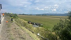Na dálnici D1 u Lipníku nad Bevou havaroval kamion, skonil pevrácený v poli.
