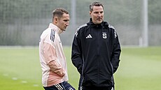 Spar�anský trenér Brian Priske se baví s Janem Kuchtou na tréninku p�ed odvetou...