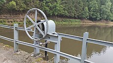 Hráz Ivanského jezera pot�ebuje opravu. (26. �ervence 2025)