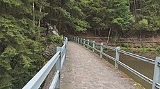 Hráz Ivanského jezera pot�ebuje opravu. (26. �ervence 2025)