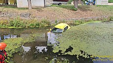 patn zabrzdné auto sjelo do rybníku uprosted Ostrova u Bezdruic na...