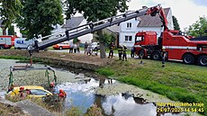 patn zabrzdné auto sjelo do rybníku uprosted Ostrova u Bezdruic na...