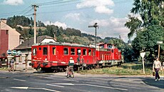 Mén� typická souprava (Hurvínek + Karkulka) na p�ejezdu s dne�ní ulicí Generála...