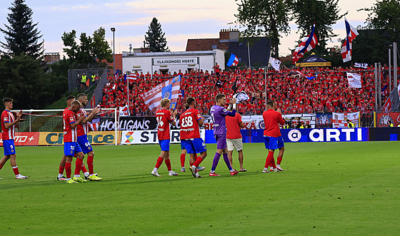 Fotbalisté Zbrojovky d�kují fanou�k�m po remíze v derby s Artisem. (srpen 2025)