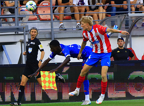 Tadeá Vachouek ze Zbrojovky (vpravo) v souboj s s hráem Artisu v brnnském...