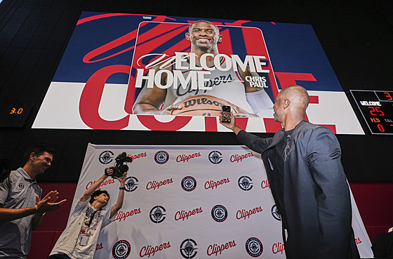 Chris Paul se fotí s fanouky Los Angeles Clippers na tiskové konferenci.