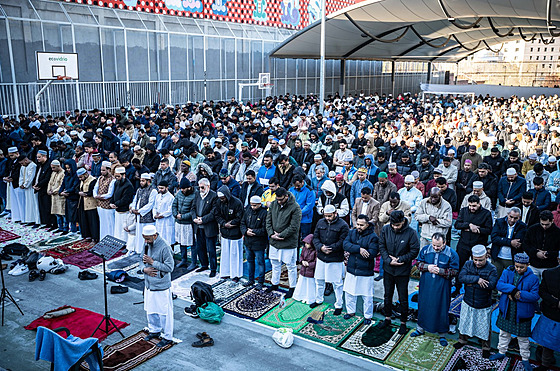 Muslimové v Madridu slaví konec Ramadánu. (30. b�ezna 2025)