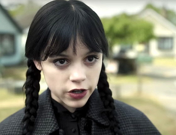 V nové druhé ad populárního fantasy seriálu Wednesday na Netflixu znovu záí...