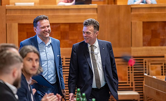 Senátor Toma Czernin a místopedseda ANO Radek Vondráek na konferenci...