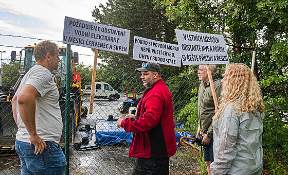 U Malé vodní elektrárny Nové Mlýny na Beclavsku 1. srpna 2025 protestovali...