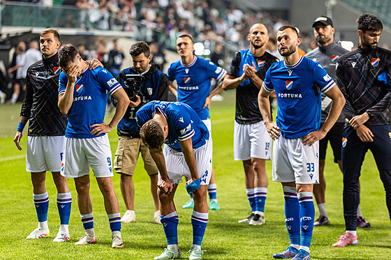 Zklamaní fotbalisté Baníku po vyazení s Legií Varava.