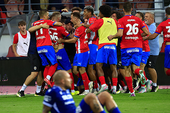 Fotbalisté Zbrojovky Brno slaví vítzný gól v utkání s Táborskem.