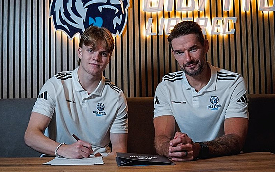 Mladý útoník Adrien Bartovi a sportovní editel libereckého klubu Michal...