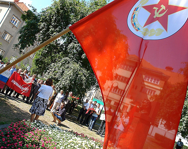 Slovenští komunisté chtějí registraci loga se srpem a kladivem. Absurdní, uvádí petice