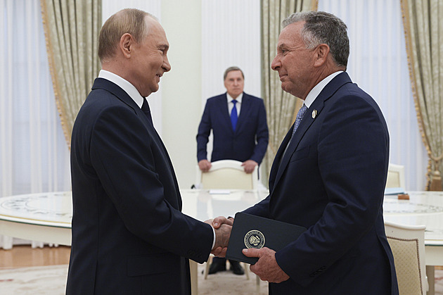 Putin, ropa a Trumpova „falešná ultimáta“. Jak Moskva zneužívá diplomacii k ekonomickému přežití