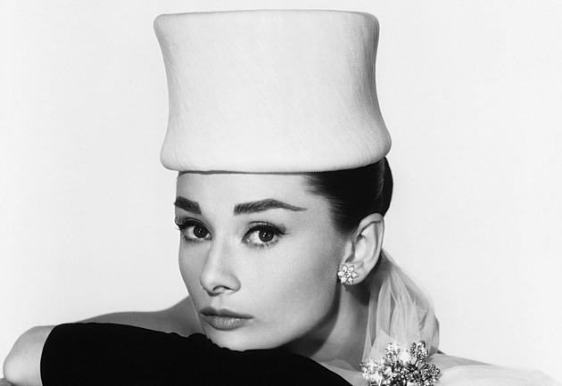 Lily Collins bude Audrey Hepburn. Film okomentoval i syn ikonické herečky