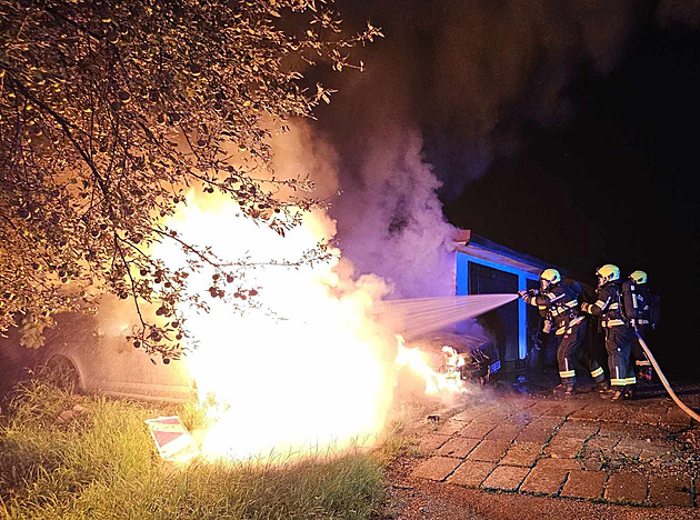 V Liberci v noci shořela tři auta, požár zasáhl i přilehlou garáž