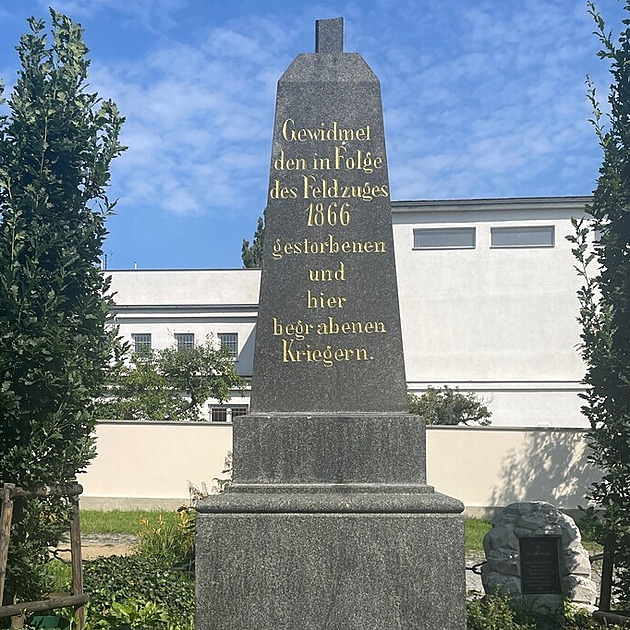 Poničené sochy ze Zahrady vzpomínek jsou opravené, policie dopadla vandala