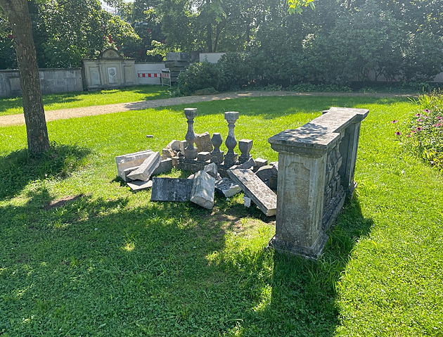 Nkolik soch a pomník poniili neznámí vandalové v Zahrad vzpomínek v...