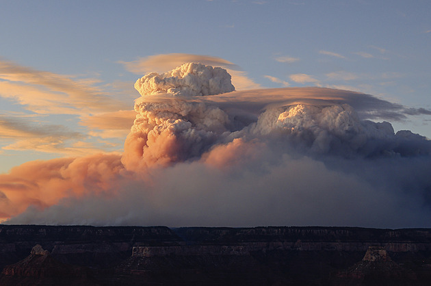 Obří požár v Grand Canyonu vytvořil ohnivé mraky se svým vlastním počasím