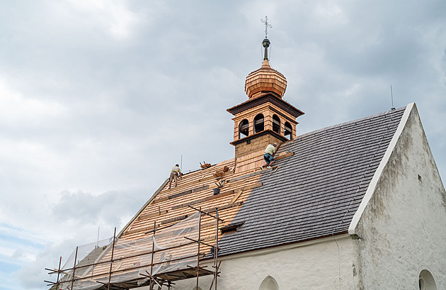 V Teovicích opravují indelovou stechu kostela. (srpen 2025)
